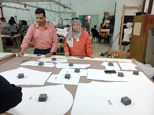 فعاليات تنفيذ  زى  العمال للعاملين بجامعة حلوان بالوحدة الإنتاجية للملابس بكلية الإقتصاد المنزلى