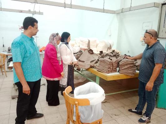 اطلاق فعاليات تسليم زي العمال للعاملين بالجامعة من الوحدة الإنتاجية للملابس بكلية الإقتصاد المنزلى