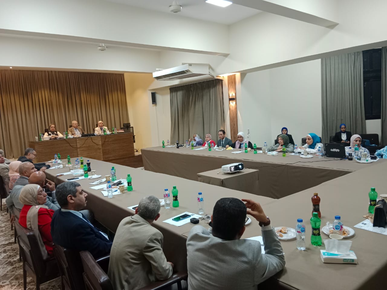 فعاليات انعقاد  مجلس شئون التعليم والطلاب بكلية الإقتصاد المنزلى  بقاعة الإجتماعات 